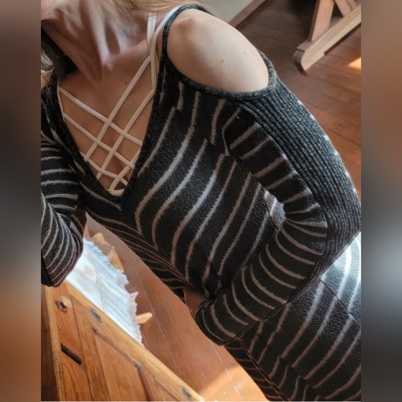 GILDED INTENT, BUCKLE, Cold Shoulder Striped Tunic Sweater Top, XS, BARELY WORN! - Picture 5 of 16